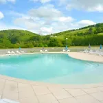 Сasa de vacaciones T3 Duplex Village Geolia Geniez D'olt Avec 2 Piscines Chauffée Saint-Geniez-dʼOlt